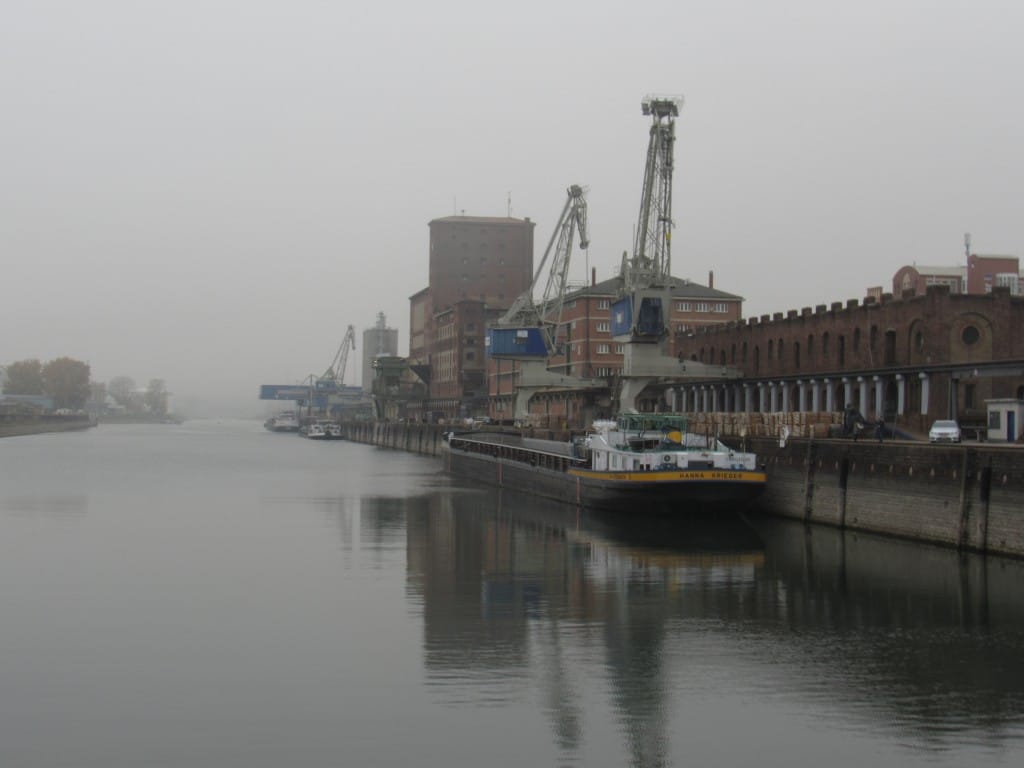 Rheinhafen im Nebel